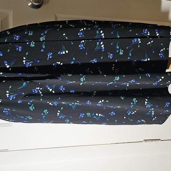 Ralph Laured Faux Wrap Elegant Navy Floral Dress. Size 2. With Tie. - Picture 3 of 13